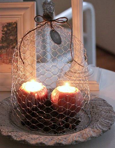 A totally chicken wire made cover is used as an atmosphere exaggerated decoration.
